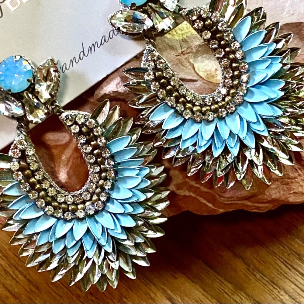 🌺🎉HP🎉🌺 NWT Deepa Gurnani Crystal Lotus Petal Chandeliers - Picture 6 of 15